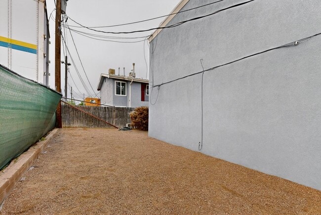 Building Photo - 1812 Buena Vista Dr SE