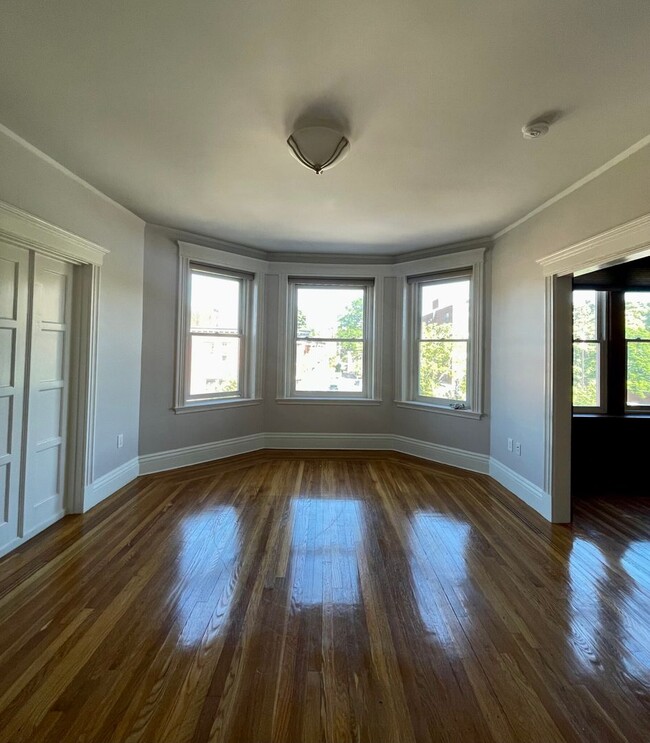 Building Photo - Nice 3 bed in Brookline