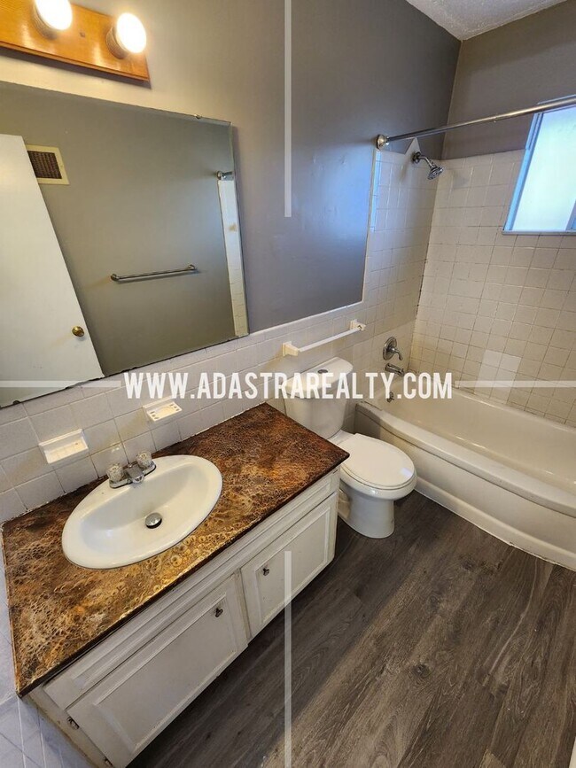 Building Photo - Awesome 2 Bedroom Duplex in Overland Park-Available in APRIL!!