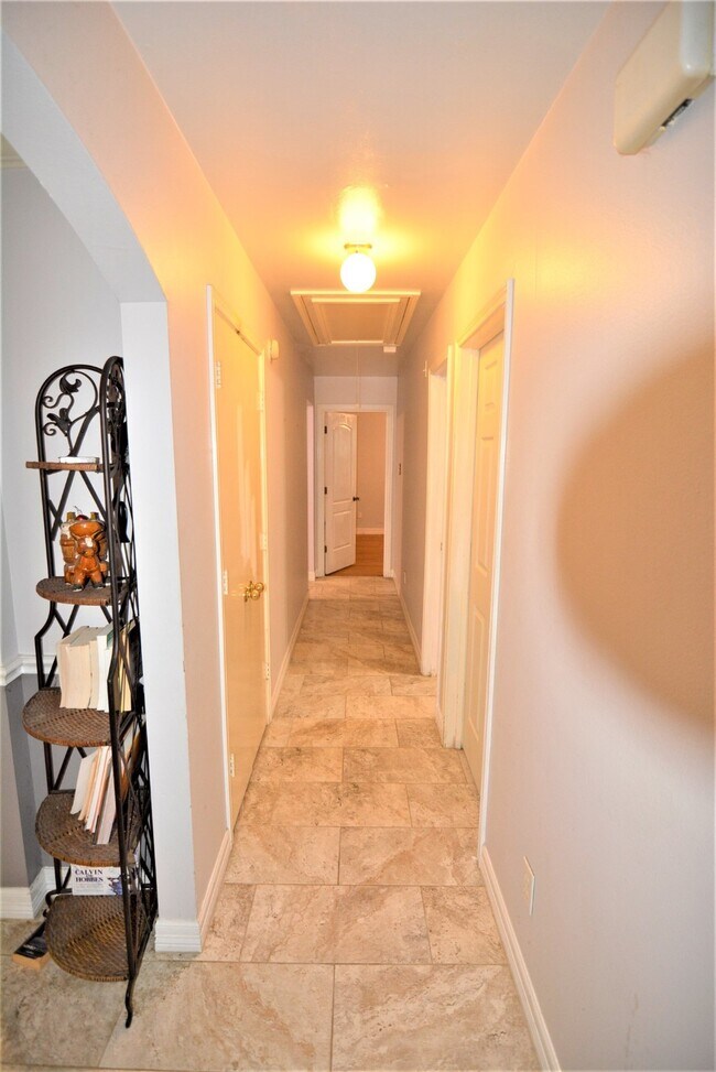 Building Photo - 7423 River Pines Dr