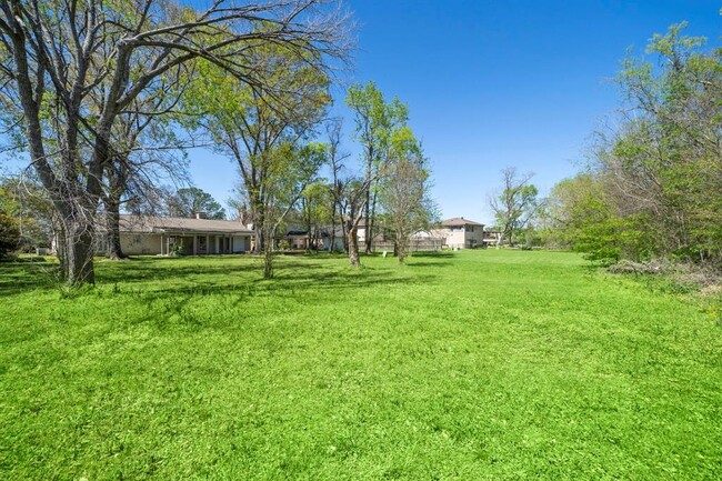 Building Photo - 7710 Antoine Dr