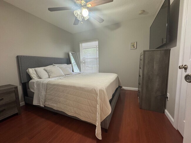 Building Photo - 4/2 in Gated Community near Tuskawilla Rd ~ Tile and Laminate Floors ~ Screened Patio ~  Communit...