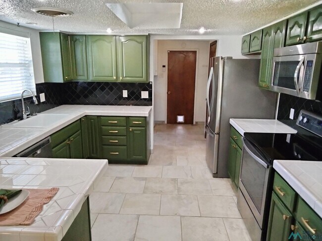 Building Photo - 1808 Arcineiga Dr