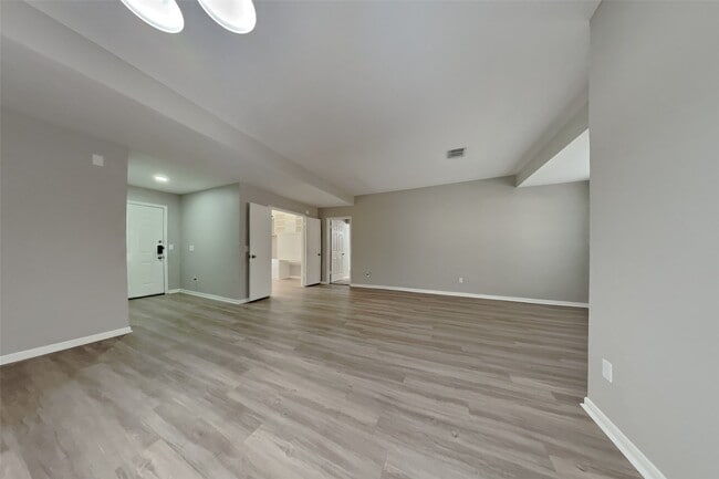 Building Photo - 9310 Wandsworth Dr