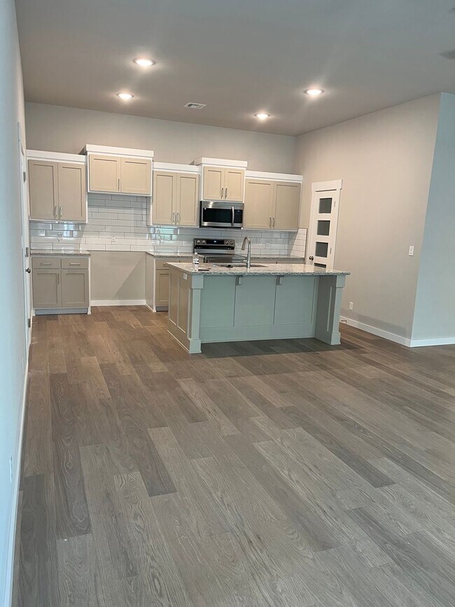 Building Photo - Brand New Duplex!