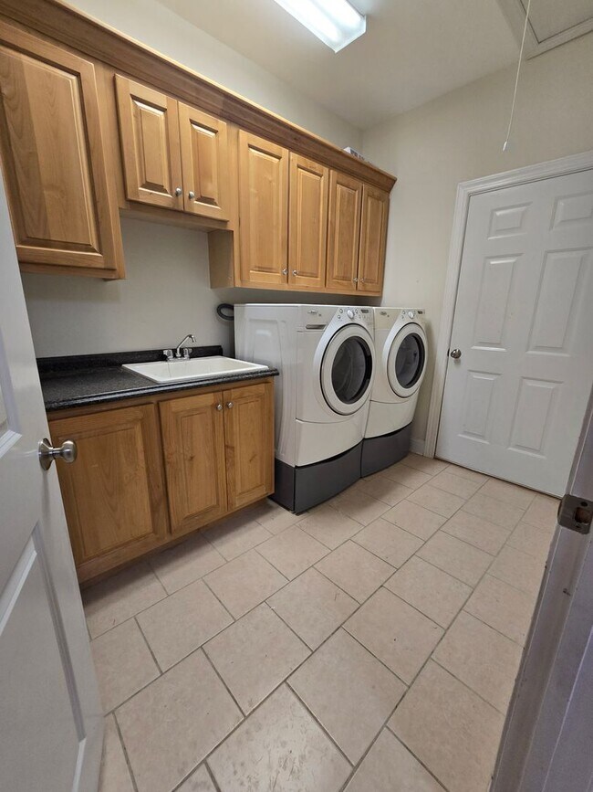 Building Photo - NEW LISTING!!!!!