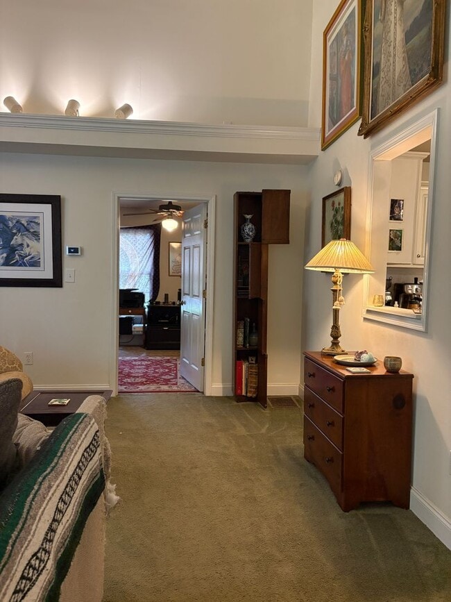 Building Photo - Large, private home in Rivercliff