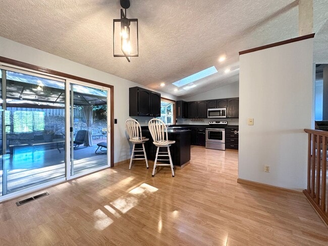 Building Photo - 3 Bed 2.5 Bath 3 Level Home w/ Furnished B...