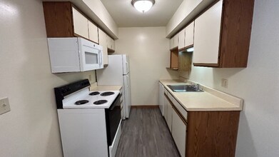 Building Photo - 916 Kings Rd