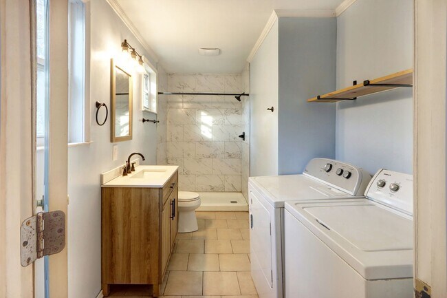 Building Photo - 4 Bedroom house---walk to Forsyth in 15 minutes