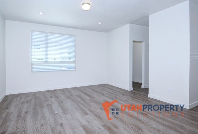 Building Photo - 1026 W 430 S
