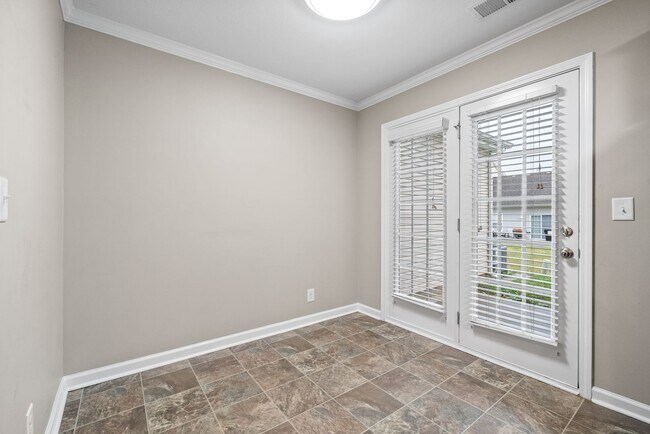 Building Photo - Updated Townhome near Tennova Hospital