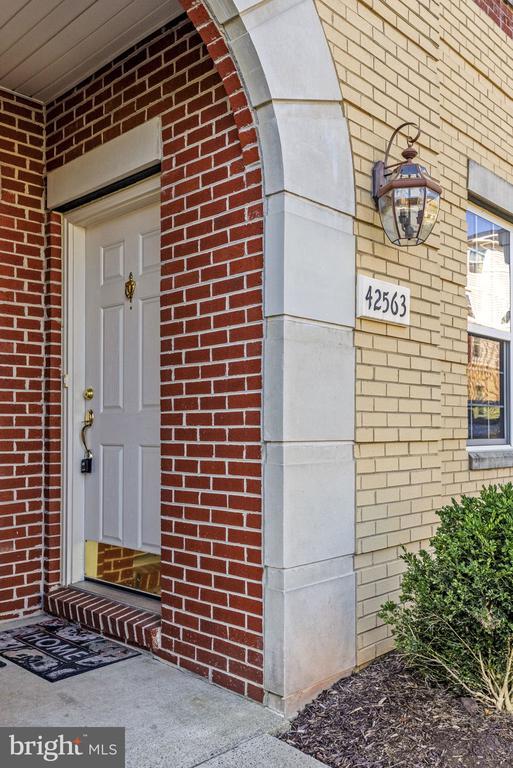 Building Photo - 42563 Highgate Terrace