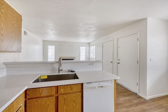 Building Photo - Cozy 2-Bedroom Apartment with Open Layout