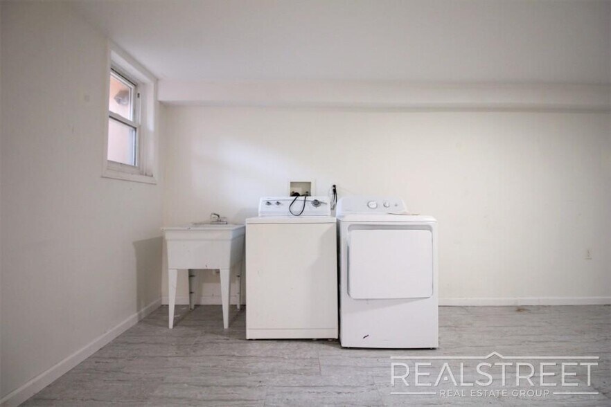 Building Photo - NO FEE! 3 BED 1.5 BATH DUPLEX in Stuyvesan...