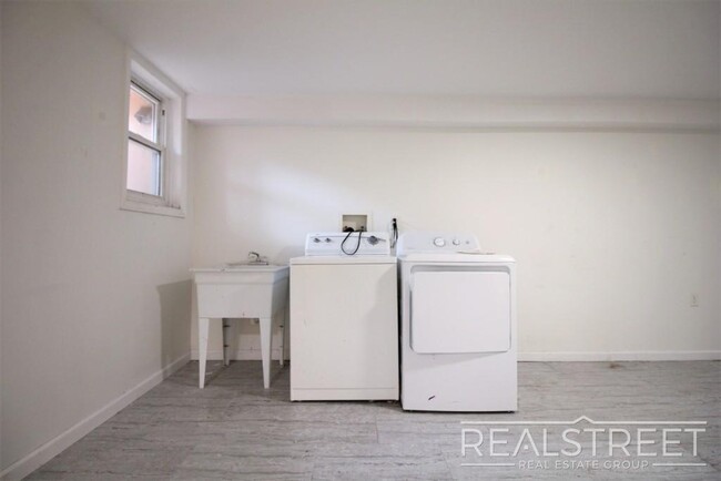 Building Photo - NO FEE! 3 BED 1.5 BATH DUPLEX in Stuyvesan...