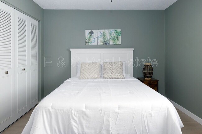 Building Photo - 3011 S Country Club Way