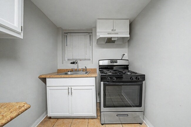 Building Photo - 2206 N Kostner Ave
