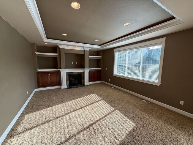 Building Photo - Stunning large 3 bedroom plus bonus rooms ...