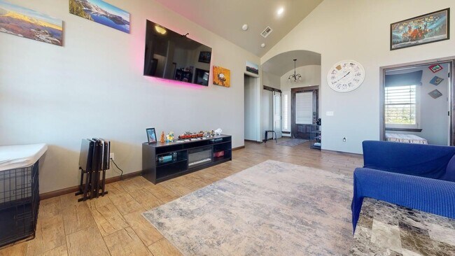 Building Photo - 373 NE Sanders Dr
