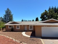 Building Photo - 3 Bedroom Home for Rent in Paradise CA | Fireplace, LVP Flooring, Yard & Garage