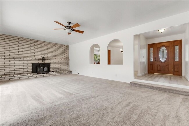 Building Photo - Four Bedroom in Oak Hill Oaks