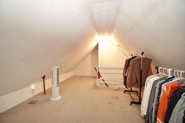 Building Photo - 5 Bedroom/ 2 Bathroom on Fairview Mins. from UC Campus Only $695/pp ($3475/mo)!