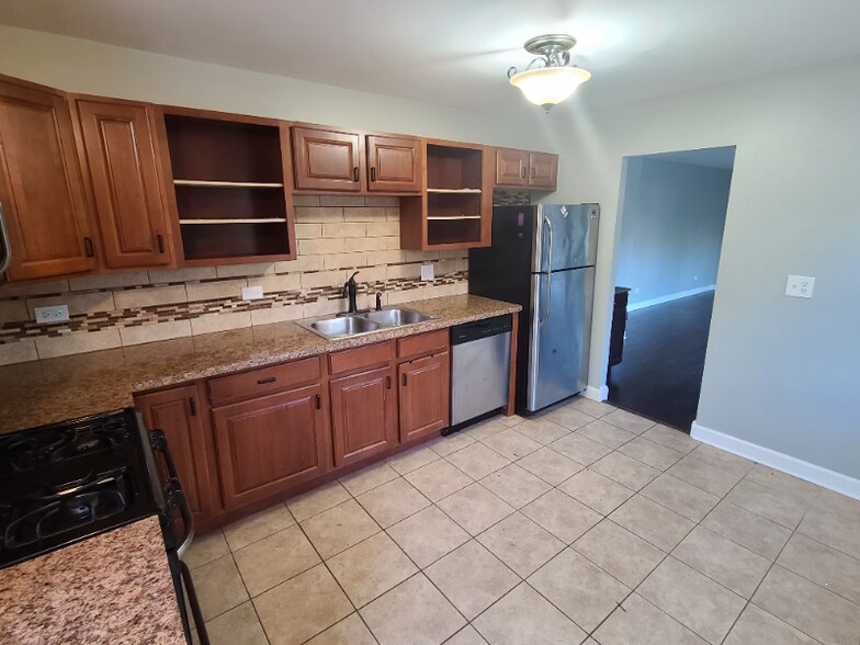 Building Photo - 202 E Streamwood Blvd