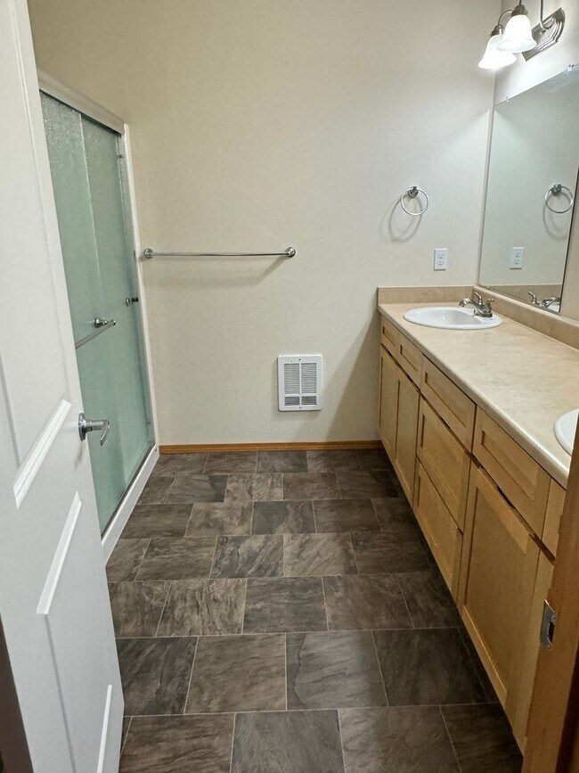 Building Photo - Newer Home in Summerset