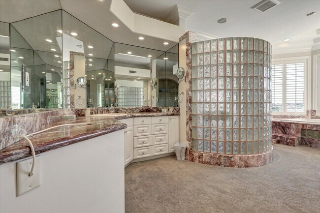 Building Photo - Luxurious home available immediately.