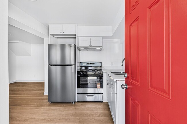 Interior Photo - 1121 Daisy Avenue