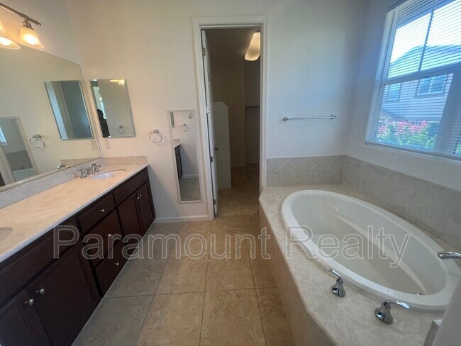 Building Photo - 4311 Gardenia St