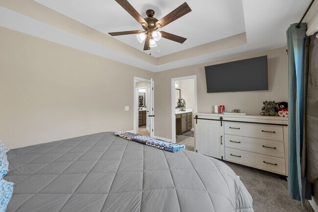 Building Photo - Like New Home Minutes from Fort Campbell!