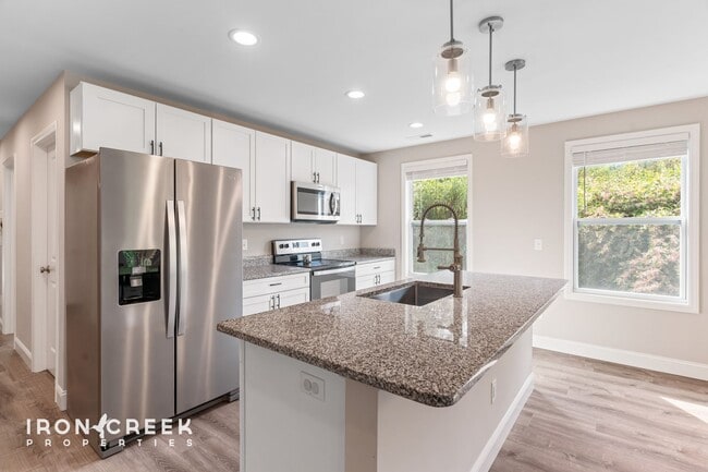 Building Photo - Beautiful New Home with Modern Finishes in...