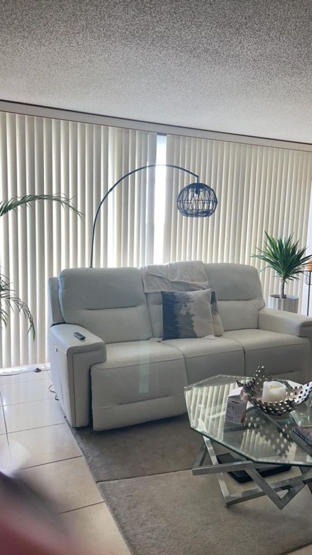 Building Photo - Spacious 2BD / 2BA Apartment - No minimum ...