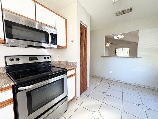 Building Photo - Cute 3B/2B Home in Hidden Lakes - Community Pool