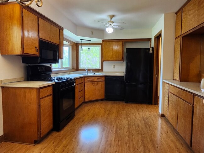 Building Photo - 6618 South Dr