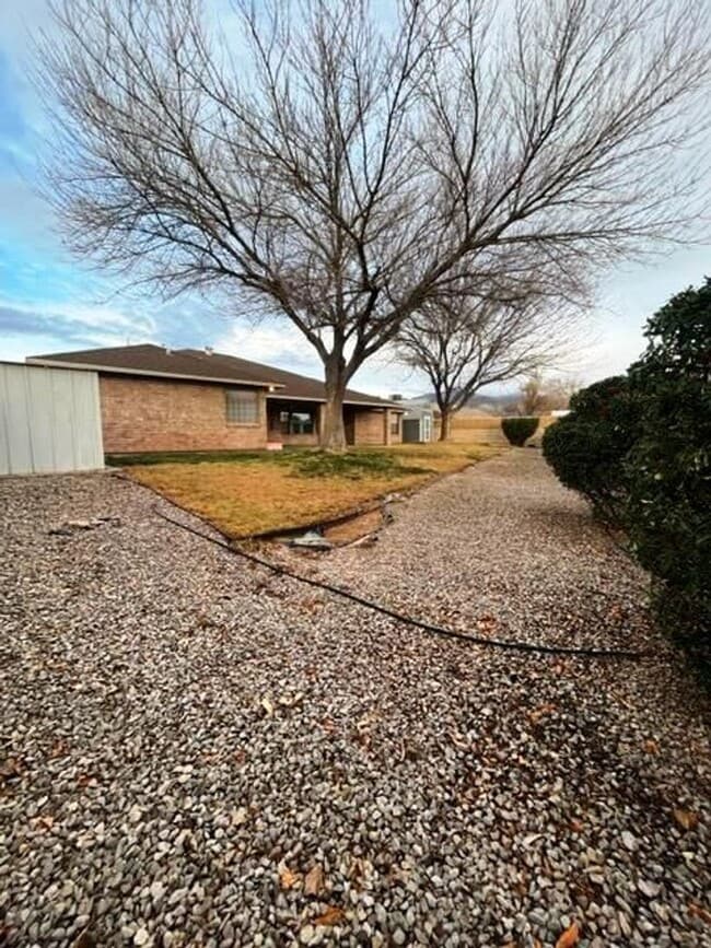 Building Photo - Golf Course Neighborhood