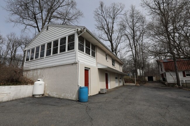 Building Photo - Charming 2-Bedroom Home with Spacious Yard & Sunroom – $1,600/Month