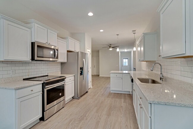 Building Photo - Conveniently located 3 bedroom, 2.5 bathroom townhome in The Commons subdivision