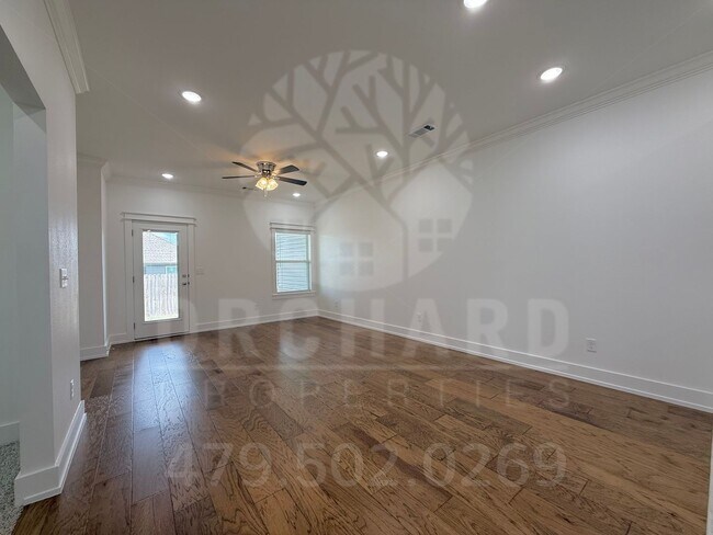 Building Photo - 2000 E Brookview Dr