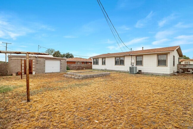 Building Photo - 1402 E 21st St