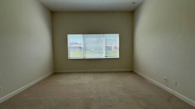 Building Photo - Beautiful 4B/3B with Bonus Office Space Fo...
