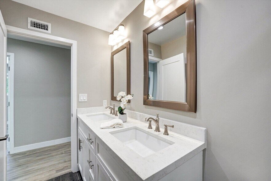 Building Photo - 5346 Tyrone Ave