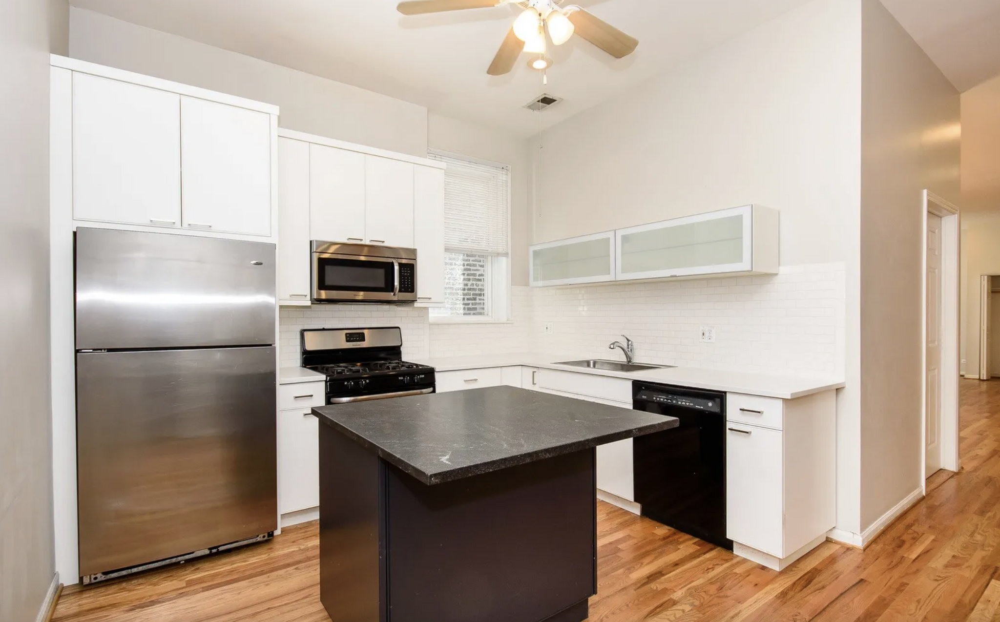 Building Photo - 835 N Damen Ave