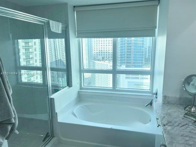 Building Photo - 950 Brickell Bay Dr