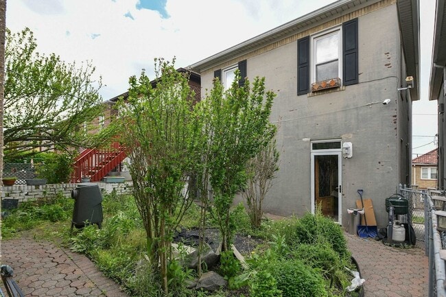 Building Photo - 610 Columbia Ave