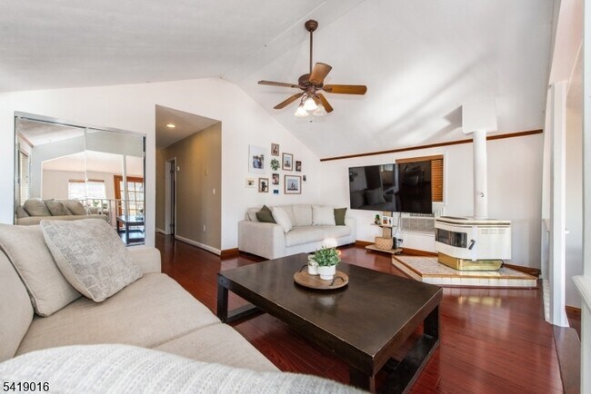 Building Photo - 25 Lake Rd