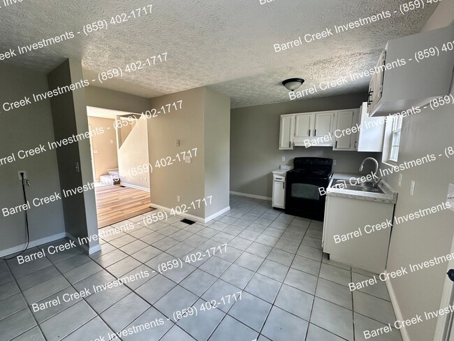 Building Photo - 2-Bed, 1-Bath Townhome with Attached Garag...