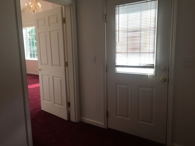 Building Photo - 6 Bedroom 2 bath House Close to Campus